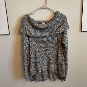 Woman’s Cowl Neck Sweater M